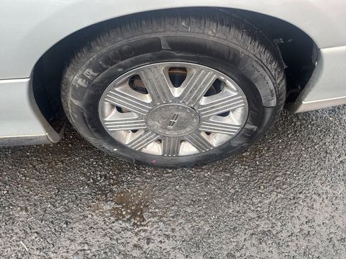 Used 2005 Lincoln Town Car Signature Limited image 22