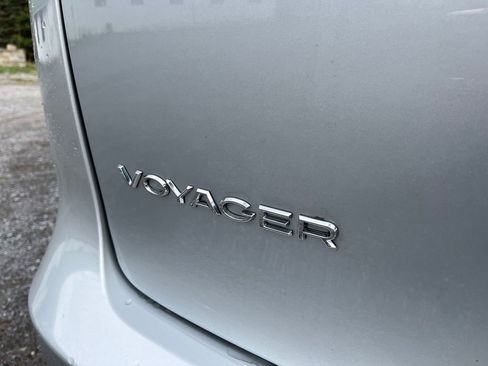 Used 2023 Chrysler Voyager LX image 7