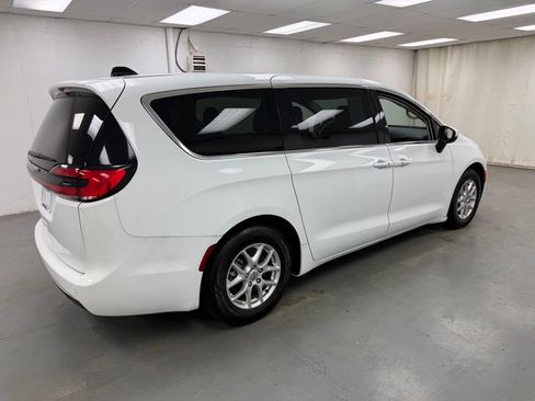 Used 2023 Chrysler Pacifica Touring-L FWD image 7