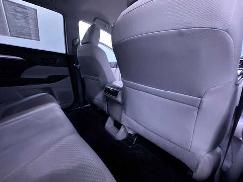 Used 2018 Toyota Highlander LE image 41