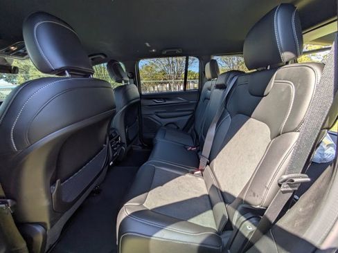 New 2025 Jeep Grand Cherokee Altitude image 12