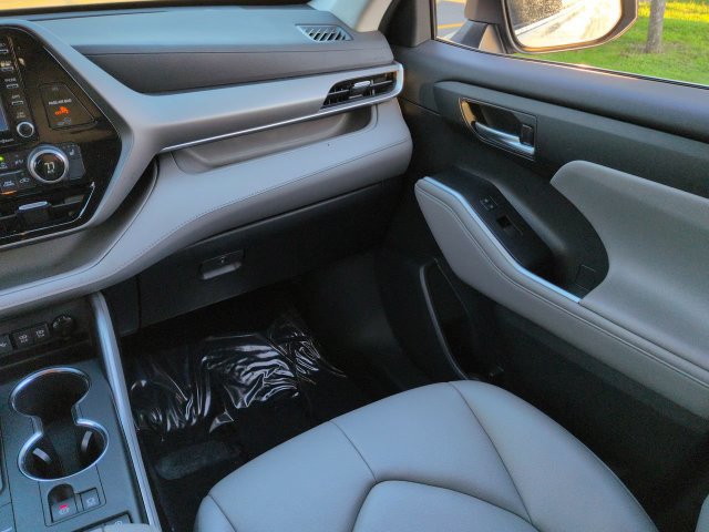 Used 2021 Toyota Highlander XLE FWD image 17