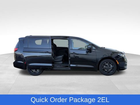 Used 2023 Chrysler Pacifica Touring-L w/ Uconnect Theater Family Group image 16