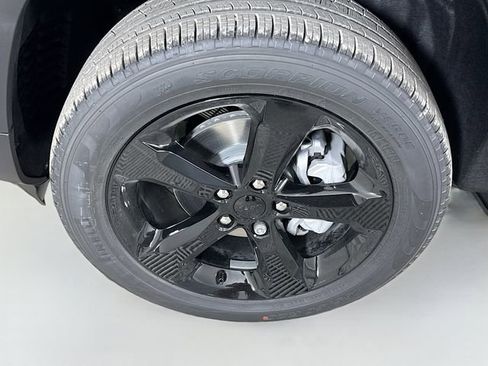 New 2025 Jeep Grand Cherokee Limited w/ Black Appearance Package image 32