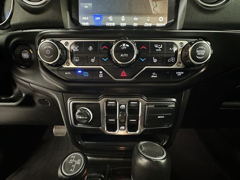 Used 2023 Jeep Wrangler Unlimited Sahara w/ Cold Weather Group AWD/4WD image 28