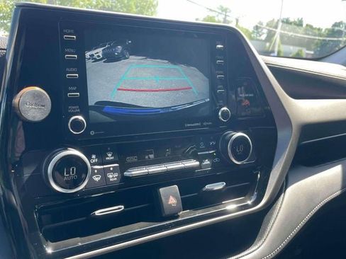 Used 2022 Toyota Highlander LE AWD/4WD image 29
