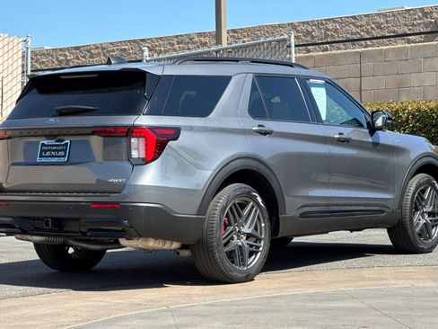 Used 2025 Ford Explorer ST-Line w/ ST-Line Street Pack AWD/4WD image 4