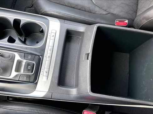 Used 2023 Kia Carnival LX FWD image 26