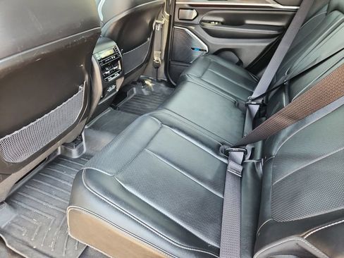 Certified 2022 Jeep Grand Cherokee Overland w/ Luxury Tech Group IV AWD/4WD image 8