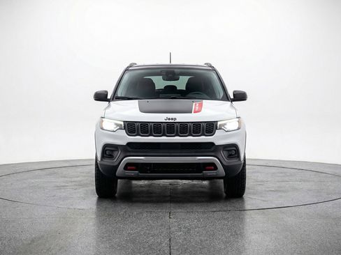 Used 2025 Jeep Compass Trailhawk AWD/4WD image 2