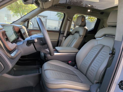 Used 2024 Rivian R1T Adventure AWD/4WD image 16