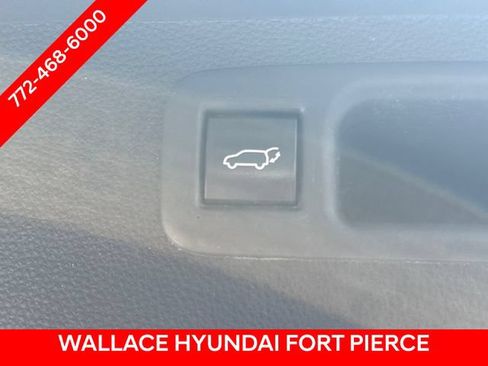 Used 2020 Toyota Highlander XLE FWD image 11