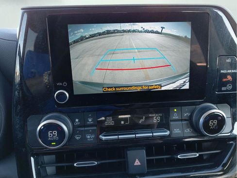 Used 2024 Toyota Highlander LE image 33