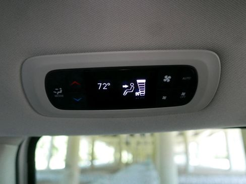 Used 2021 Chrysler Pacifica Touring-L image 23