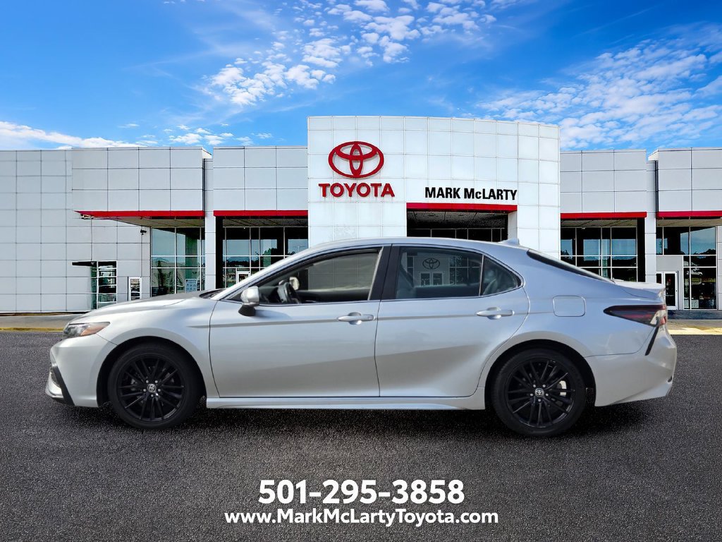 Used 2022 Toyota Camry SE FWD image 2