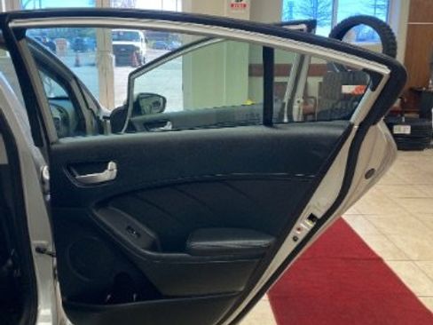 Used 2017 Kia Forte LX image 10