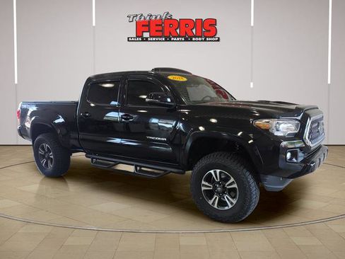Used 2018 Toyota Tacoma TRD Sport w/ TRD Premium Sport Package AWD/4WD image 3