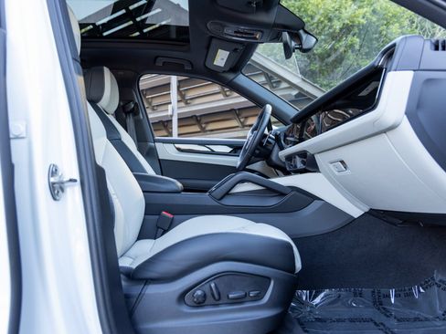 Certified 2025 Porsche Cayenne image 57