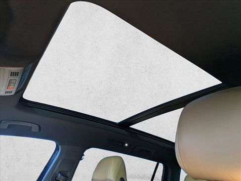 Used 2022 Volkswagen Tiguan SE image 16