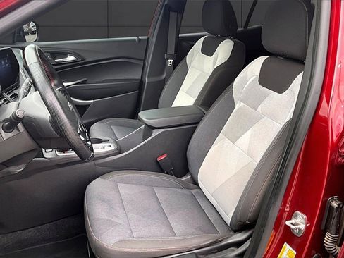 Used 2024 Chevrolet Trax RS w/ Sunroof Package image 21