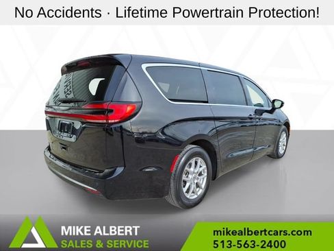 Used 2024 Chrysler Pacifica Touring-L FWD image 7