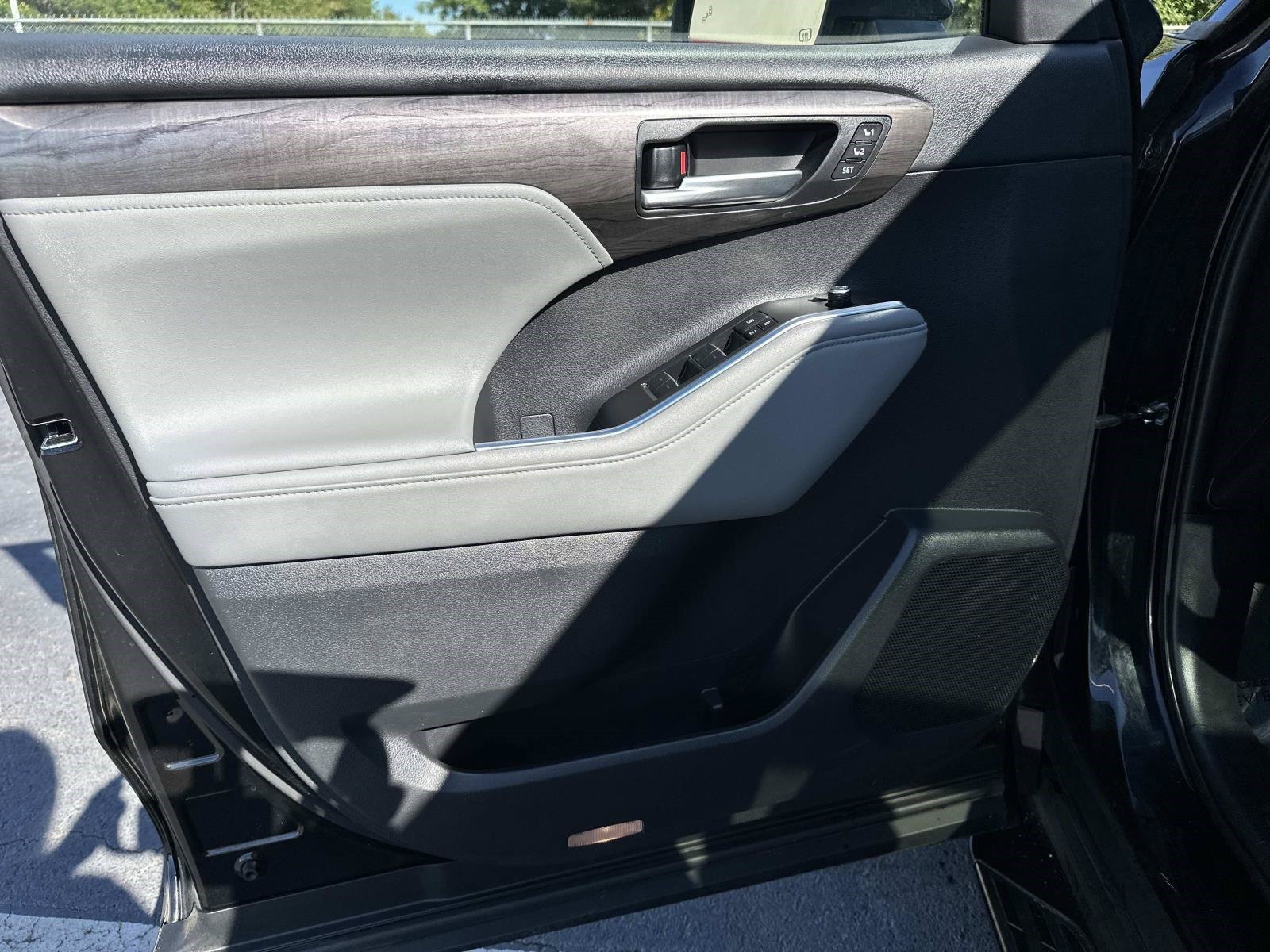Used 2023 Toyota Highlander Platinum FWD image 19