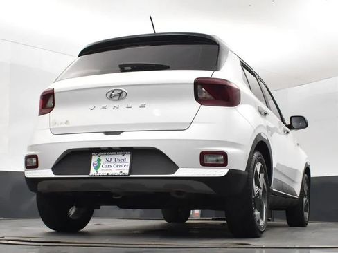 Used 2024 Hyundai Venue Limited FWD image 13