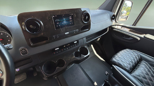 Used 2021 Mercedes-Benz Sprinter 2500 image 25