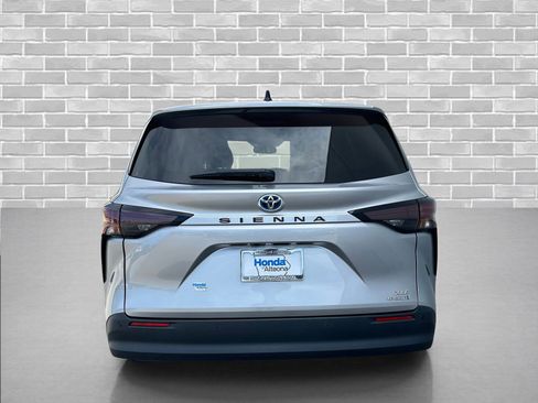 Used 2023 Toyota Sienna XLE FWD image 4