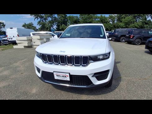 Used 2023 Jeep Grand Cherokee Laredo w/ Luxury Tech Group I AWD/4WD image 3