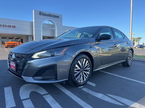 Used 2025 Nissan Altima 2.5 SV image 3