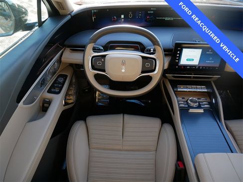 Used 2025 Lincoln Nautilus Reserve image 12