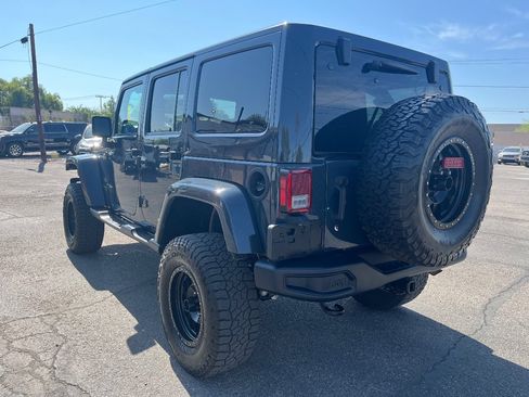 Used 2017 Jeep Wrangler Unlimited Sahara w/ Connectivity Group AWD/4WD image 7