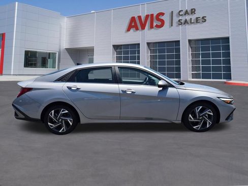 Used 2025 Hyundai Elantra SEL FWD image 5