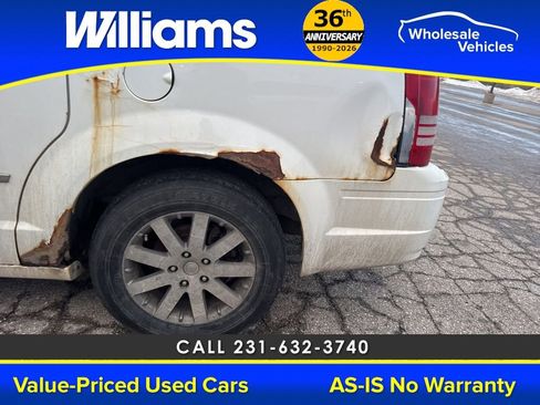 Used 2009 Chrysler Town & Country Touring image 16