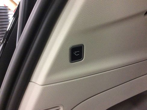 Used 2024 Chrysler Pacifica Touring-L image 6