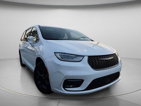 Used 2022 Chrysler Pacifica Limited w/ Uconnect Theater Family Group FWD image 4