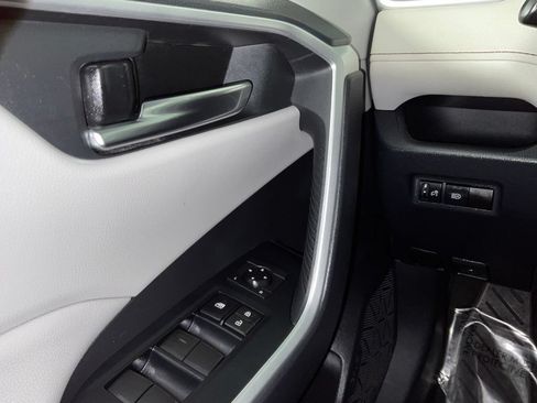 Used 2020 Toyota RAV4 XLE FWD image 20