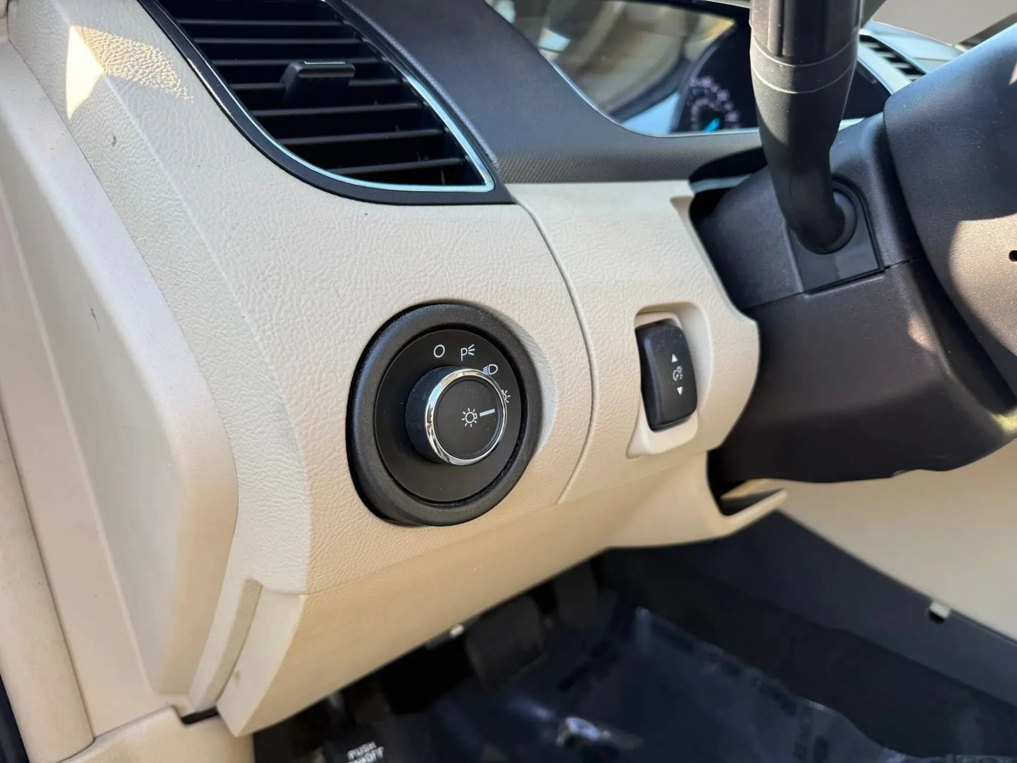 Used 2018 Ford Taurus SE FWD image 15