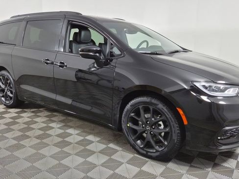 New 2026 Chrysler Pacifica Select image 1