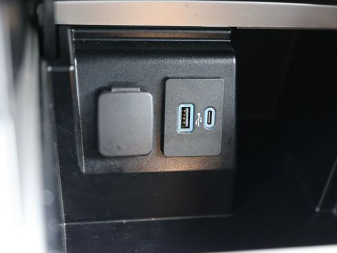 Used 2022 Ford Explorer XLT w/ Equipment Group 202A image 31