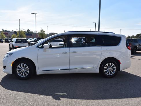 Used 2019 Chrysler Pacifica Touring-L image 6