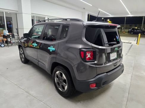 Used 2018 Jeep Renegade Latitude FWD image 4