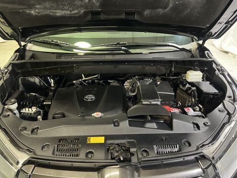Used 2019 Toyota Highlander SE w/ Nightshade Edition AWD/4WD image 15
