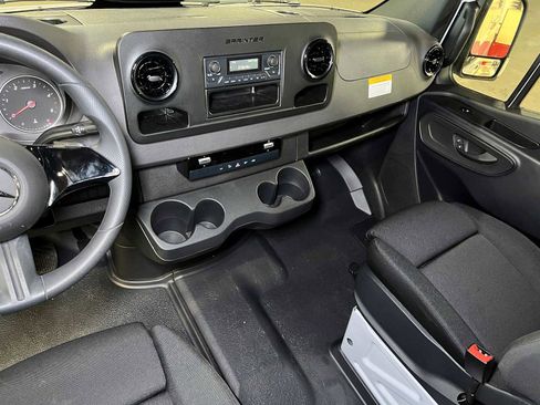 Used 2025 Mercedes-Benz Sprinter 2500 image 33