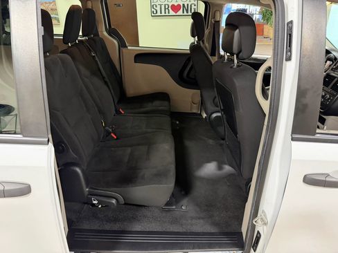 Used 2019 Dodge Grand Caravan SE FWD image 26