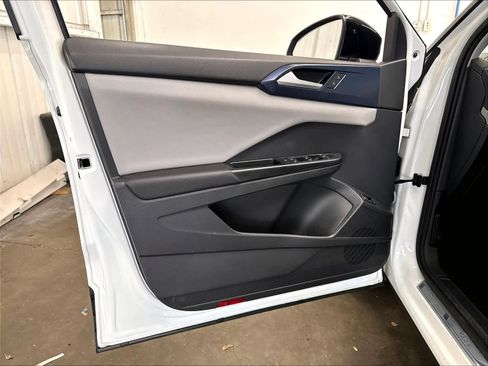 Used 2023 Volkswagen Taos SE w/ Panoramic Sunroof Package FWD image 23