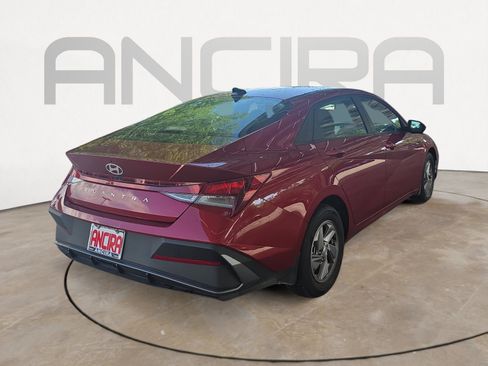 Used 2025 Hyundai Elantra SE FWD image 6