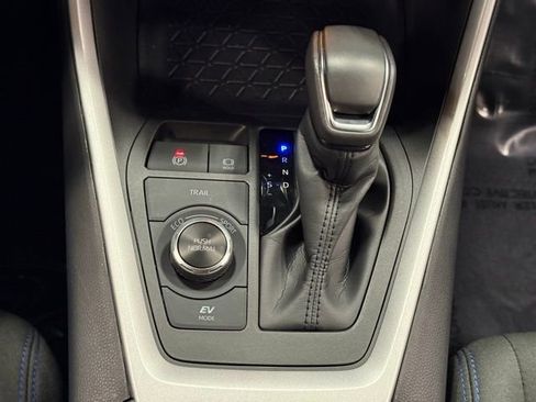 Used 2025 Toyota RAV4 SE image 29
