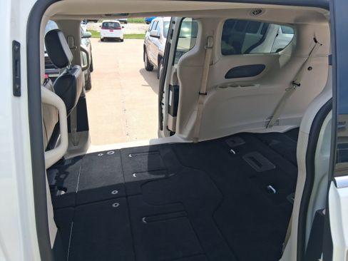 Used 2023 Chrysler Pacifica Touring-L FWD image 20